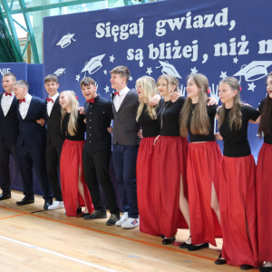 Uczniowie klas 8 wykonują pamiątkowy taniec.  Kliknięcie na zdjęcie spowoduje jego powiększenie do rozmiaru oryginalnego.