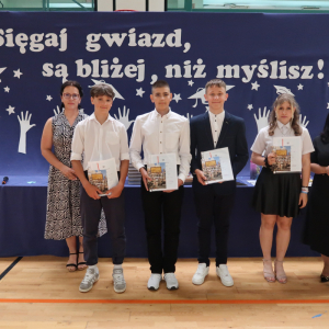 Uczniowie klasy 7 a wyróżnieni za wyniki w nauce: Magdalena Witek, Jan Dzień, Wiktor Mędrek i Gabriel Skura. Towarzyszy im pani Dyrektor Joanna Ozorka-Krawczyk oraz wychowawczyni pani Justyna Turaczy. Kliknięcie na zdjęcie spowoduje jego powiększenie do rozmiaru oryginalnego.
