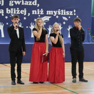 Występ absolwentów klas 8. Kliknięcie na zdjęcie spowoduje jego powiększenie do rozmiaru oryginalnego.