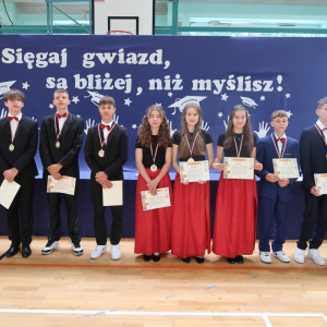 Uczniowie klas 8 wyróżnieni za szczególne osiągnięcia w sporcie.  Kliknięcie na zdjęcie spowoduje jego powiększenie do rozmiaru oryginalnego.