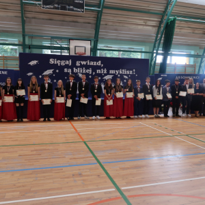 Absolwenci klas 8 wyróżnieni za wyniki w sporcie. Towarzyszom im Wójt Gminy pan Zbigniew Moskal, pani Dyrektor Joanna Ozorka-Krawczyk, pani Katarzyna Biedrońska i pan Robert Dzień.  Kliknięcie na zdjęcie spowoduje jego powiększenie do rozmiaru oryginalnego.