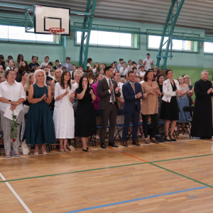 Społeczność szkolna żegna absolwentów.  Kliknięcie na zdjęcie spowoduje jego powiększenie do rozmiaru oryginalnego.