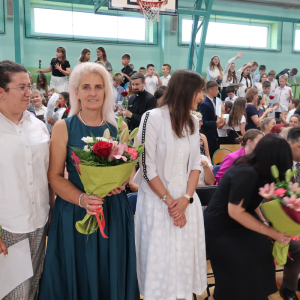 Wręczanie kwiatów zaproszonym gościom.  Kliknięcie na zdjęcie spowoduje jego powiększenie do rozmiaru oryginalnego.