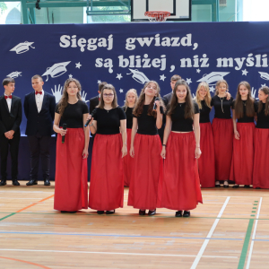 Piosenka w wykonaniu absolwentek klas 8. W tle pozostali uczniowie z klas 8. Kliknięcie na zdjęcie spowoduje jego powiększenie do rozmiaru oryginalnego.