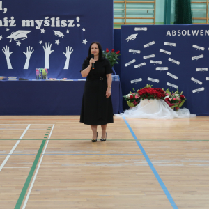 Przemówienie pani Dyrektor Joanny Ozorki-Krawczyk na zakończeniu roku szkolnego 2024/25. Kliknięcie na zdjęcie spowoduje jego powiększenie do rozmiaru oryginalnego.
