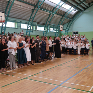 Pożegnanie absolwentów klas 8.  Kliknięcie na zdjęcie spowoduje jego powiększenie do rozmiaru oryginalnego.
