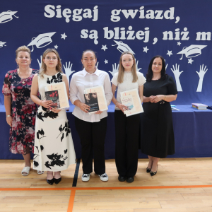 Oliwia Bawół, Julia Madej i Wiktoria Szot z kl. 3BA wyróżnione za wyniki w nauce wraz z panią Dyrektor Joanną Ozroką-Krawczyk i wychowawczynią panią Krystyną Kozioł. Kliknięcie na zdjęcie spowoduje jego powiększenie do rozmiaru oryginalnego.