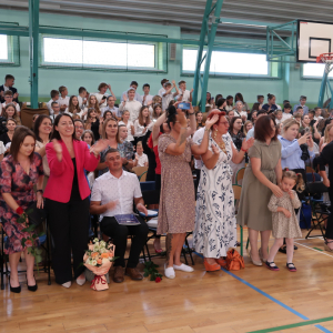 Społeczność szkolna bije brawo absolwentom klas 8.  Kliknięcie na zdjęcie spowoduje jego powiększenie do rozmiaru oryginalnego.