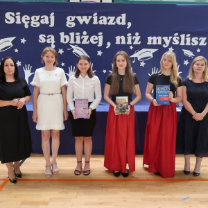 Pani Dyrektor Joanna Ozorka-Krawczyk wraz z laureatką Dorotą Budzioch i finalistką Kamilą Hebdą Małopolskiego Konkursu Języka Polskiego oraz Mileną Jastrzembską wyróżnioną w Ogólnopolskim Konkursie "Żołnierze Wyklęci-Bohaterowie Niezłomni" oraz nauczycielki: pani Małgorzata Tracz - nauczycielka języka polskiego i pani Beata Stępak nauczycielka historii. Kliknięcie na zdjęcie spowoduje jego powiększenie do rozmiaru oryginalnego.