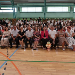 Rodzice, nauczyciele i uczniowie zgromadzeni na zakończeniu roku szkonego 2024/25.  Kliknięcie na zdjęcie spowoduje jego powiększenie do rozmiaru oryginalnego.