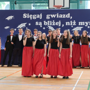 Wytęp abskolwentów klas 8. Grupka dziewczynek śpiewa piosenkę. Kliknięcie na zdjęcie spowoduje jego powiększenie do rozmiaru oryginalnego.