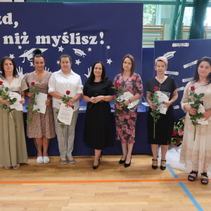 Pani Dyrektor Joanna Ozorka-Krawczyk wraz z przedstawicielkami klasowych rad rodziców.  Kliknięcie na zdjęcie spowoduje jego powiększenie do rozmiaru oryginalnego.