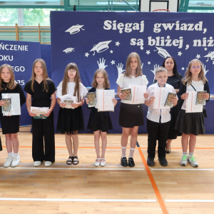 Pani Dyrektor Joanna Ozorka-Krawczyk i pani Justyna Solak wraz z uczniami klasy 4 a wyróżnionymi za wyniki w nauce i zachowanie: Nicola Banaś, Wiktoria Bogusz, Emilia Ciastoń, Liliana Hanek, Kateryna Kozenko, Krystian Makowski, Aniela Niewola. Kliknięcie na zdjęcie spowoduje jego powiększenie do rozmiaru oryginalnego.