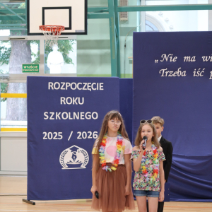Duet uczennic z klasy 5 a recytuje wiersze na rozpoczęciu roku szkolnego 2025/26.  Kliknięcie na zdjęcie spowoduje jego powiększenie do rozmiaru oryginalnego.