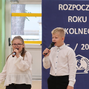 Piosenki w wykonaniu uczennicy kl. 4 b i ucznia kl. 6 b. Kliknięcie na zdjęcie spowoduje jego powiększenie do rozmiaru oryginalnego.