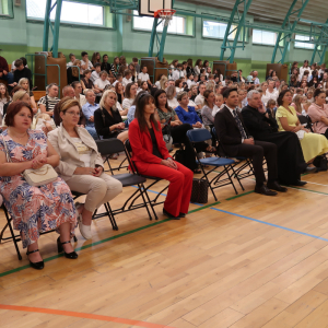 Przedstawiciele władz Gminy Szczurowa, instytucji, Dyrekcja, księża, nauczyciele i rodzice oraz uczniowie zgromadzeni na rozpoczęciu roku szkolnego 2025/26.  Kliknięcie na zdjęcie spowoduje jego powiększenie do rozmiaru oryginalnego.