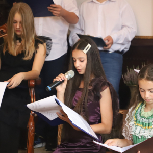 Grupka dziewczynek czyta poezję Jana Kochanowskiego. Źródło zdjęć: GCKCziS Szczurowa. Kliknięcie na zdjęcie spowoduje jego powiększenie do rozmiaru oryginalnego.