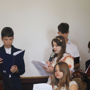 Występ uczniów kl. 7 b na Narodowym Czytaniu. Źródło zdjęć: GCKCziS Szczurowa. Kliknięcie na zdjęcie spowoduje jego powiększenie do rozmiaru oryginalnego.