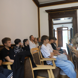 Uczniowie klas 8 wraz z nauczycielami w Pałacu Kempińskiech w Szczurowej słuchają poezji Jana Kochanowskiego. Źródło zdjęć: GCKCziS Szczurowa. Kliknięcie na zdjęcie spowoduje jego powiększenie do rozmiaru oryginalnego.