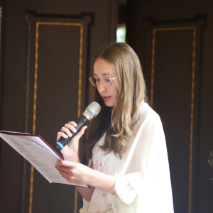 Uczennica kl. 8 b czyta poezję Jana Kochanowskiego. Źródło zdjęć: GCKCziS Szczurowa. Kliknięcie na zdjęcie spowoduje jego powiększenie do rozmiaru oryginalnego.