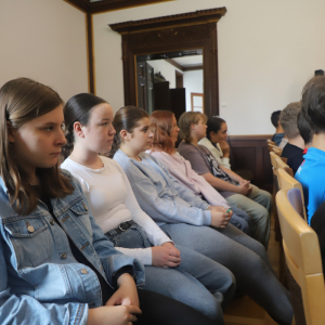 Młodzież klas 8 na obchodach Narodowego Czytania 2025. Źródło zdjęć: GCKCziS Szczurowa. Kliknięcie na zdjęcie spowoduje jego powiększenie do rozmiaru oryginalnego.