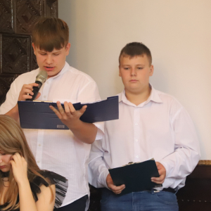 Uczniowie w trakcie prezentacji poezji Jana Kochanowskiego na Narodowym Czytaniu 2025. Źródło zdjęć: GCKCziS Szczurowa. Kliknięcie na zdjęcie spowoduje jego powiększenie do rozmiaru oryginalnego.