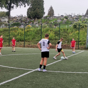 Uczniowie ZS w Szczurowej grają w piłkę nożną na Orliku  w Szczurowej. Kliknięcie na zdjęcie spowoduje jego powiększenie do rozmiaru oryginalnego.