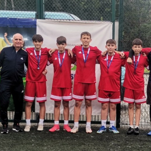 Reprezentacja ZS w Szczurowej w zawodach w piłce nożnej. Kliknięcie na zdjęcie spowoduje jego powiększenie do rozmiaru oryginalnego.