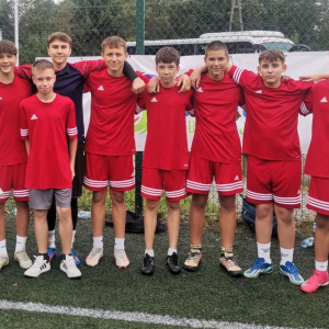 Pan Robert Dzień ze zwycięzcami turnieju Z Orlika na stad. Kliknięcie na zdjęcie spowoduje jego powiększenie do rozmiaru oryginalnego.