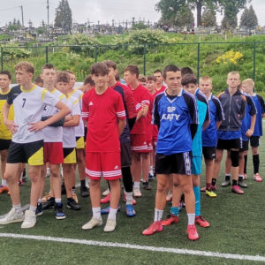 Reprezentacja ZS w Szczurowej na zawodach w piłce nożnej w Iwkowej. Kliknięcie na zdjęcie spowoduje jego powiększenie do rozmiaru oryginalnego.