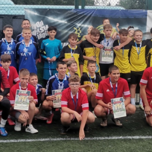 Nasi reprezentanci z medalami i dyplomami za zajęcie I miejsca w turnieju piłki nożnej. Kliknięcie na zdjęcie spowoduje jego powiększenie do rozmiaru oryginalnego.