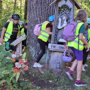 Klasy 6 odwiedzają dąb z figurką św. Onufrego. Kliknięcie na zdjęcie spowoduje jego powiększenie do rozmiaru oryginalnego.