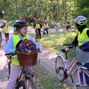 Uczestnicy wycieczki rowerowej kl. 6 w kaskach, kamizelkach i na rowerach. Kliknięcie na zdjęcie spowoduje jego powiększenie do rozmiaru oryginalnego.