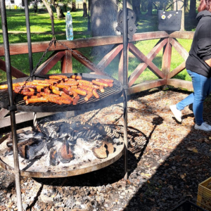 Pieczenie kiełbasek przez rodziców dla uczniów kl. 6. Kliknięcie na zdjęcie spowoduje jego powiększenie do rozmiaru oryginalnego.