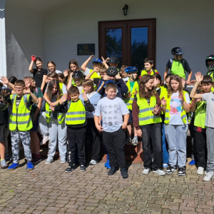 Klasy 6 a i b wraz z panią Hałyną Seńczyk i panią Kingą Gurak-Gicalą. Kliknięcie na zdjęcie spowoduje jego powiększenie do rozmiaru oryginalnego.