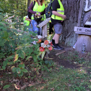 Uczniowie wraz z panią Hałyną Seńczyk obchodzą figurkę św. Onufrego w lesie. Kliknięcie na zdjęcie spowoduje jego powiększenie do rozmiaru oryginalnego.