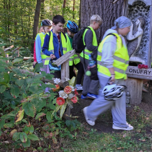 Spacer wokół figurki św Onufrego klas 6. Kliknięcie na zdjęcie spowoduje jego powiększenie do rozmiaru oryginalnego.
