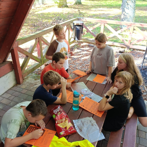 Piątoklasiści w trakcie jedzenia kiełbasek. Kliknięcie na zdjęcie spowoduje jego powiększenie do rozmiaru oryginalnego.