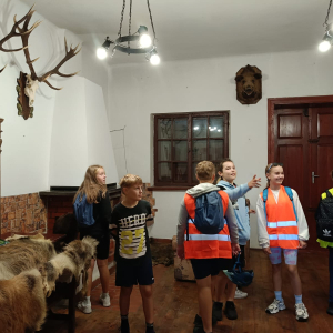 Zwiedzanie dworku przez uczniów klas 5. Kliknięcie na zdjęcie spowoduje jego powiększenie do rozmiaru oryginalnego.