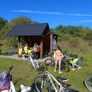 Klasy 5 a i b biorą udział w wycieczce rowerowej. Kliknięcie na zdjęcie spowoduje jego powiększenie do rozmiaru oryginalnego.