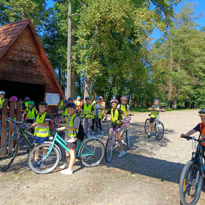 Uczniowie klas 5 na wyciecze rowerowej. Kliknięcie na zdjęcie spowoduje jego powiększenie do rozmiaru oryginalnego.