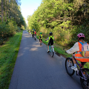 Piątoklasiści w trakcie wycieczki rowerowej. Kliknięcie na zdjęcie spowoduje jego powiększenie do rozmiaru oryginalnego.