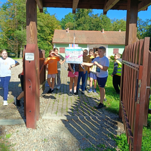 Dzieci z klas 5 bawią się na polu podczas wycieczki integracyjnej. Kliknięcie na zdjęcie spowoduje jego powiększenie do rozmiaru oryginalnego.