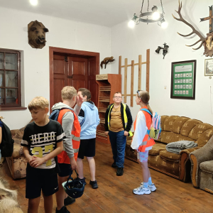 Dzieci zwiedzają zabytkowy dwór w Strzelcach Wielkich. Kliknięcie na zdjęcie spowoduje jego powiększenie do rozmiaru oryginalnego.