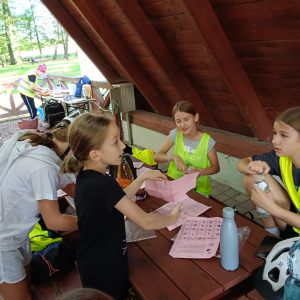 Klasy 5 jedzą kiełbaski przygotowane przez rodziców. Kliknięcie na zdjęcie spowoduje jego powiększenie do rozmiaru oryginalnego.