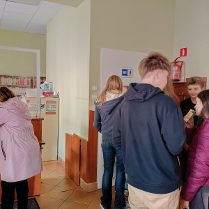 Uczniowie klasy 7 a pytają o działanie komputerów w ośrodku zdrowia w Szczurowej. Kliknięcie na zdjęcie spowoduje jego powiększenie do rozmiaru oryginalnego.