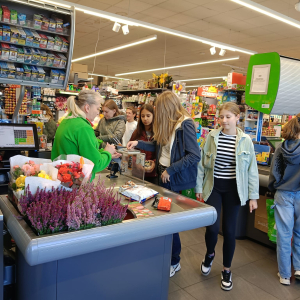 Siódmoklasiści odwiedzają sklep, żeby dowiedzieć się do czego służy komputer w sklepie. Kliknięcie na zdjęcie spowoduje jego powiększenie do rozmiaru oryginalnego.