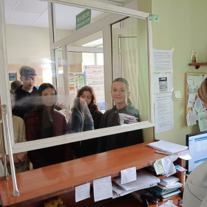 Uczniowie kl. 7 a zapoznają się z pracą komputera na poczcie. Kliknięcie na zdjęcie spowoduje jego powiększenie do rozmiaru oryginalnego.