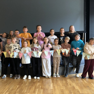 Klasa 4 b wraz z wychowawczynią panią Eweliną Piekarską na wyjściu w Gminnym Centrum Kultury Czytelnictwa i Sportu w Szczurowej. Kliknięcie na zdjęcie spowoduje jego powiększenie do rozmiaru oryginalnego.