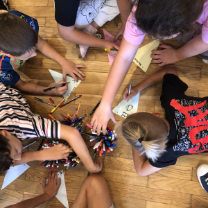 Uczniowie klas 4 w trakcie przygotowywanie chorągiewek. Kliknięcie na zdjęcie spowoduje jego powiększenie do rozmiaru oryginalnego.